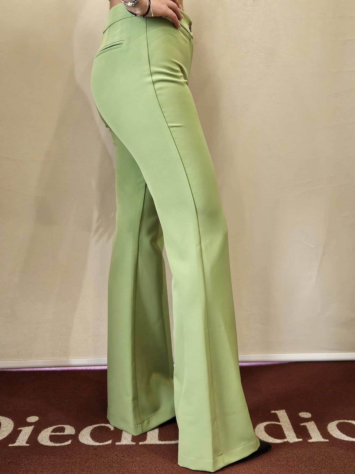 Pantalone a zampa elegante