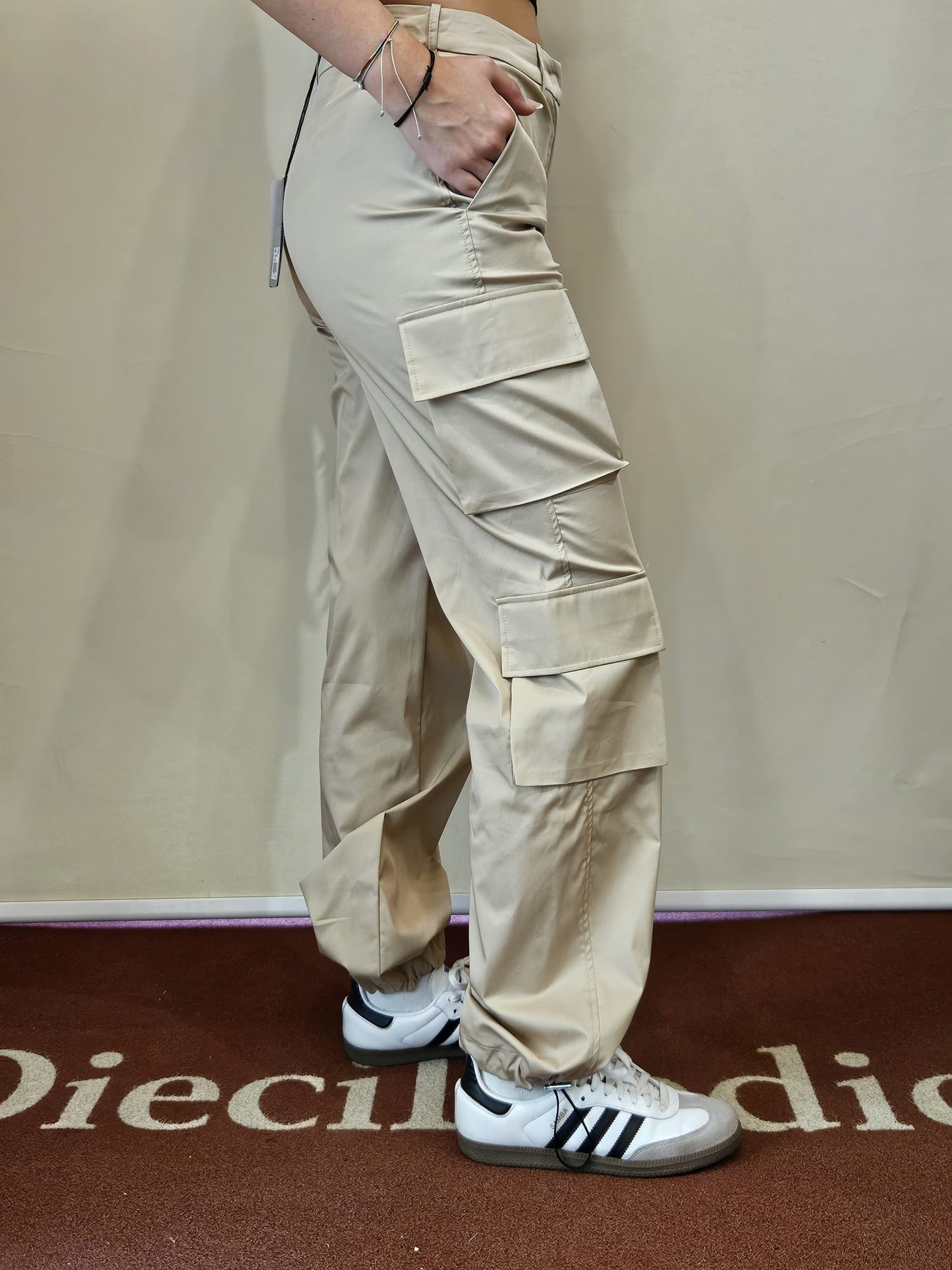 Pantalone cargo regolabile